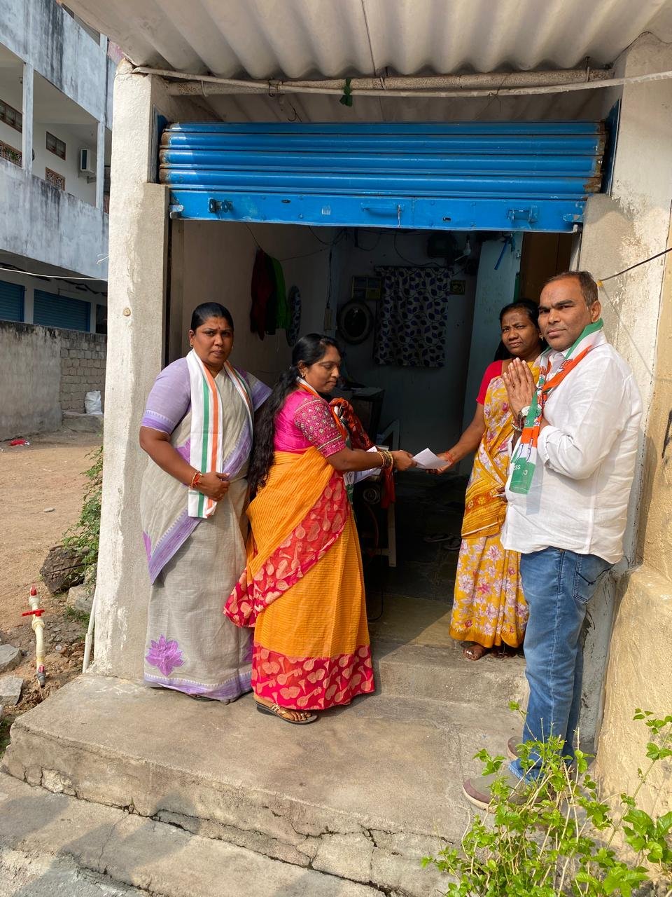 సిరిసిల్ల  28వ వార్డు నుండి పోటీ చేస్తున్న అభ్యర్థి మాసం లక్ష్మీ రత్నాకర్ 